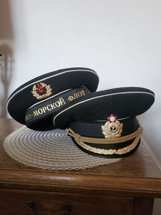 Dwie czapki marynarki wojennej ZSRR