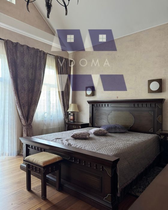 Продаж клубного будинку 800м2, ділянка 50 соток с. Вишеньки