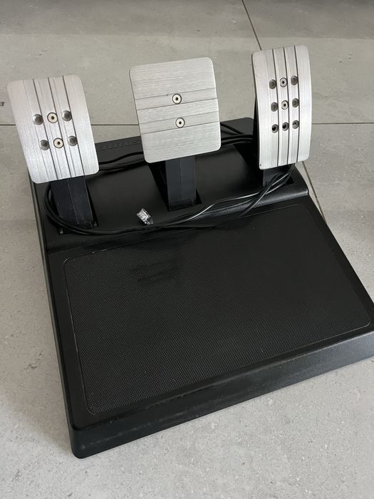 Zestaw thrustmaster symulator kierownica ferrari baza pedaly