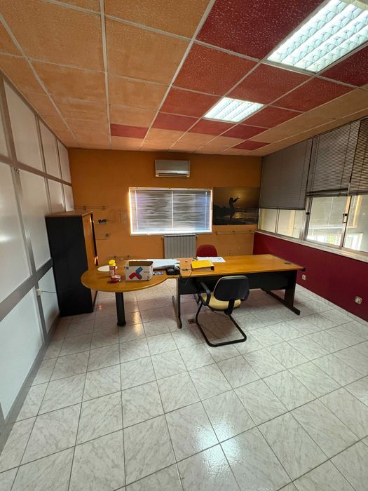 Arrenda Armazém 1700 m² | Entre São Mamede e Fátima | Excelente Acesso