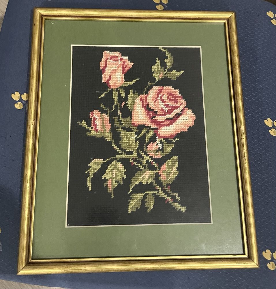 Quadro bordado com moldura dourada .