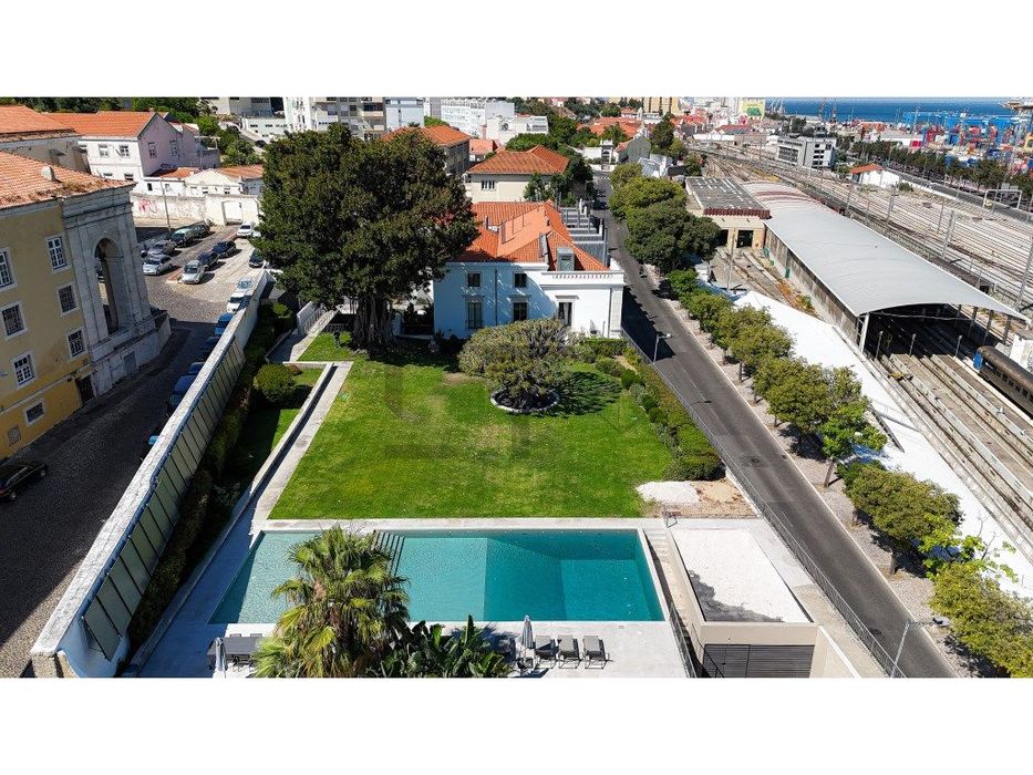 Apartamento T4+1 com Vista Rio em Condomínio com Piscina e Garagem,...