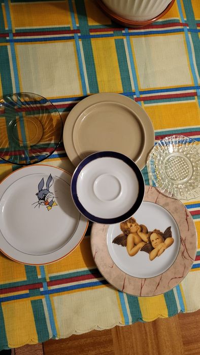 PRL Zestaw różnych talerzyków deserowych.