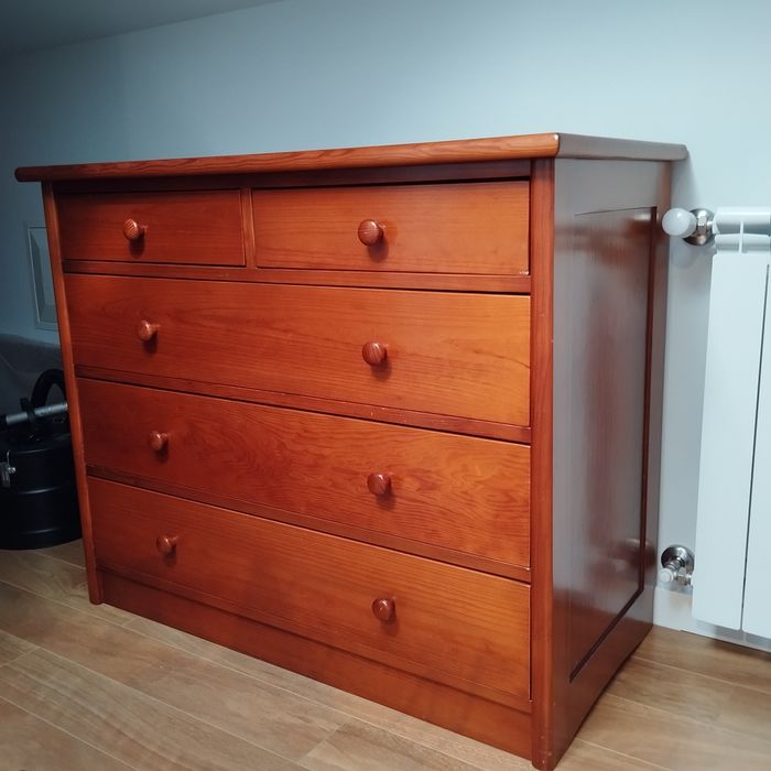 Cómoda em madeira maciça