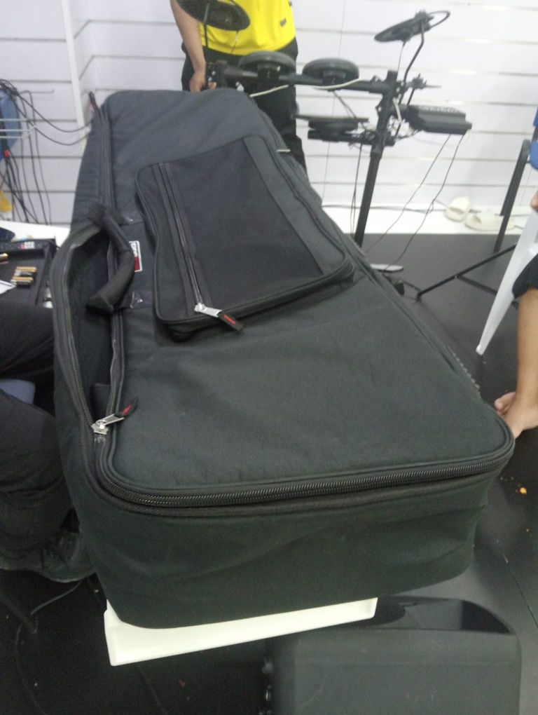 Piano elétrico  numa stage muito bom