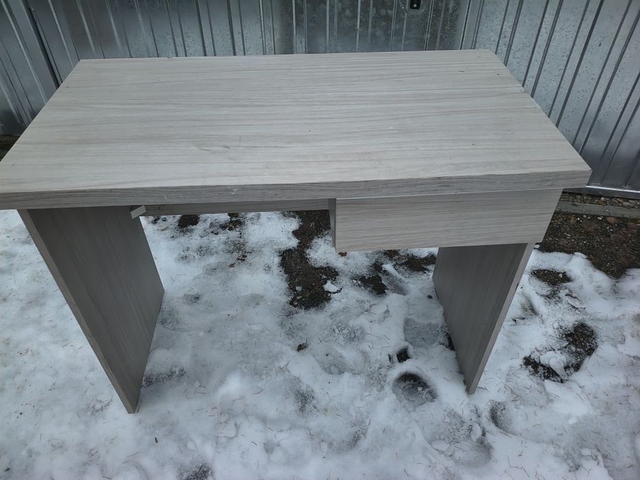 Fajne solidne biurko jasne z szufladka tanio