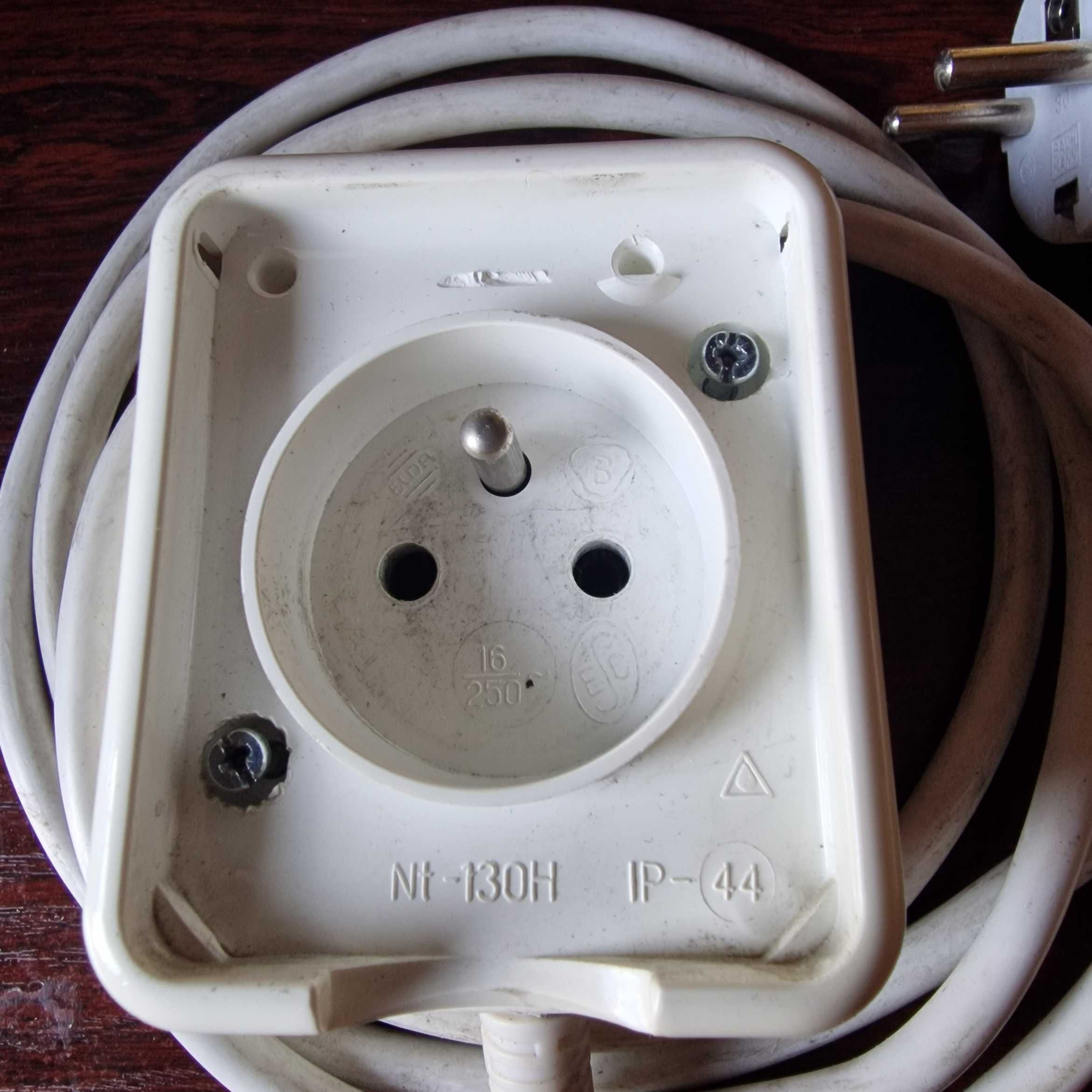 Gniazdo elektryczne natynkowe typu E na przedłużaczu 135 cm