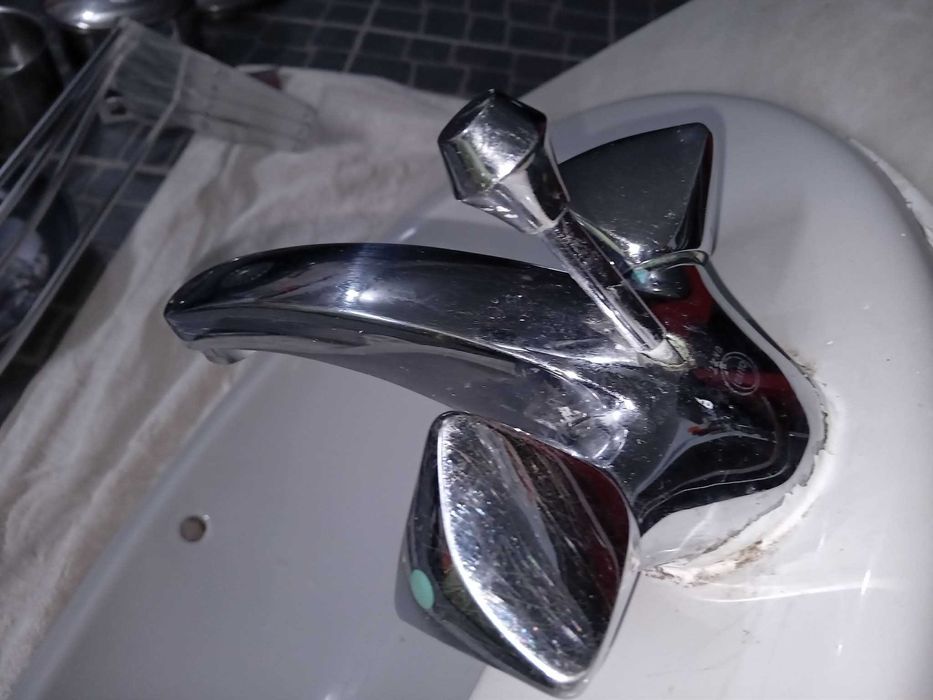 Lavatório com pedra e torneira