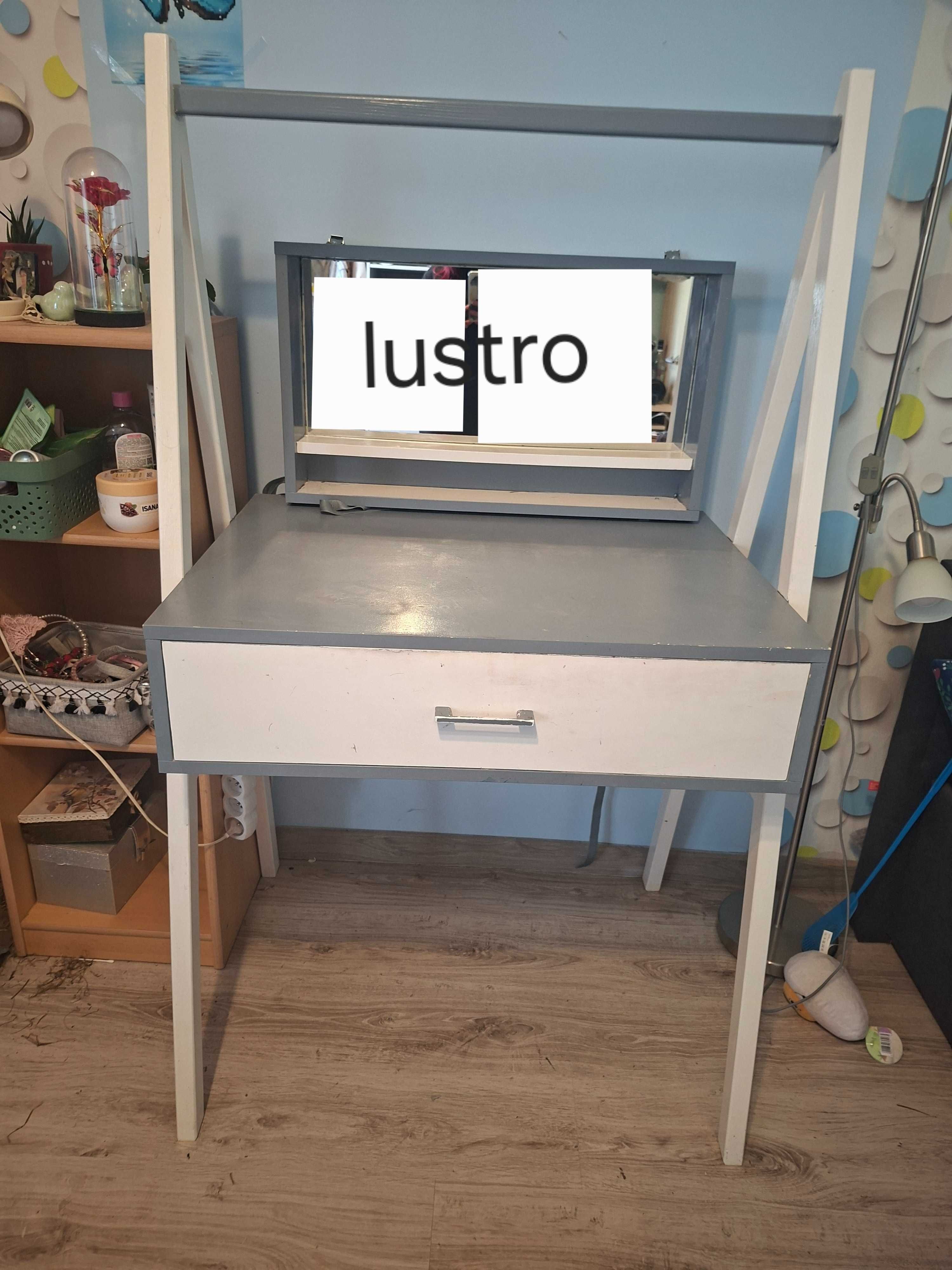 Toaletka z wiszącym lustrem