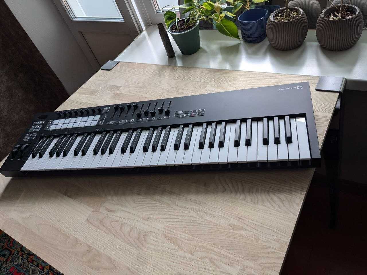 MIDI-клавіатура Novation Launchkey 61 mk3