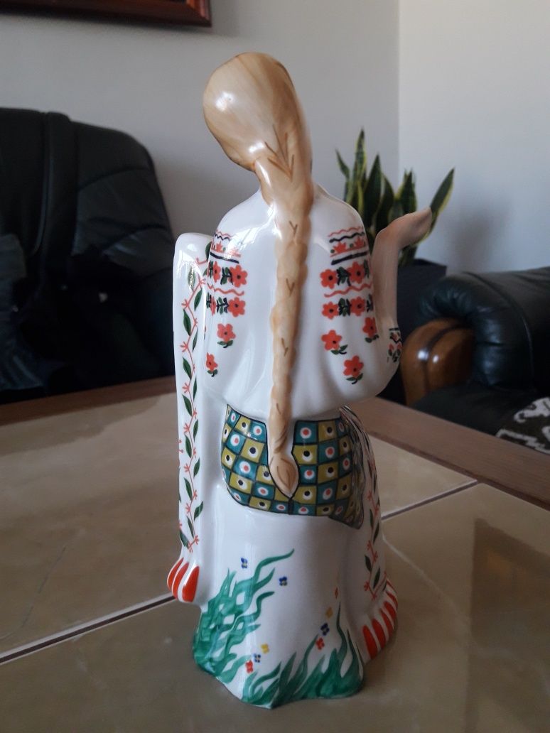 Figurka porcelanowa" Ukraińska hafciarka Kijów