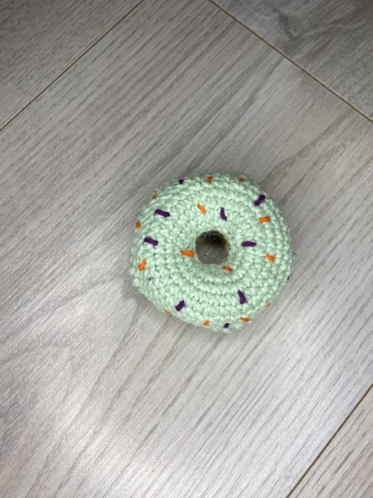 Szydełkowa zabawka dla kota z walerianą – donut