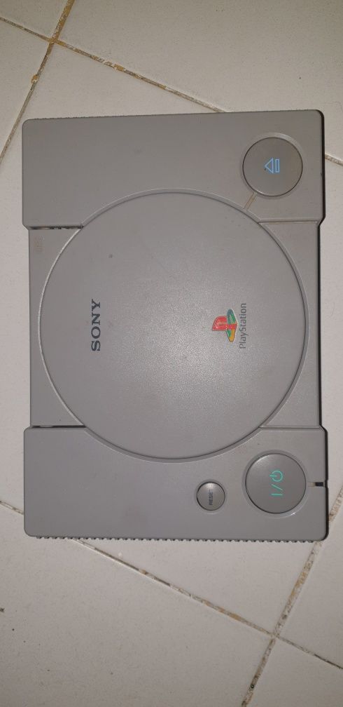 Playstation 1 a funcionar sem cabos nem comandos