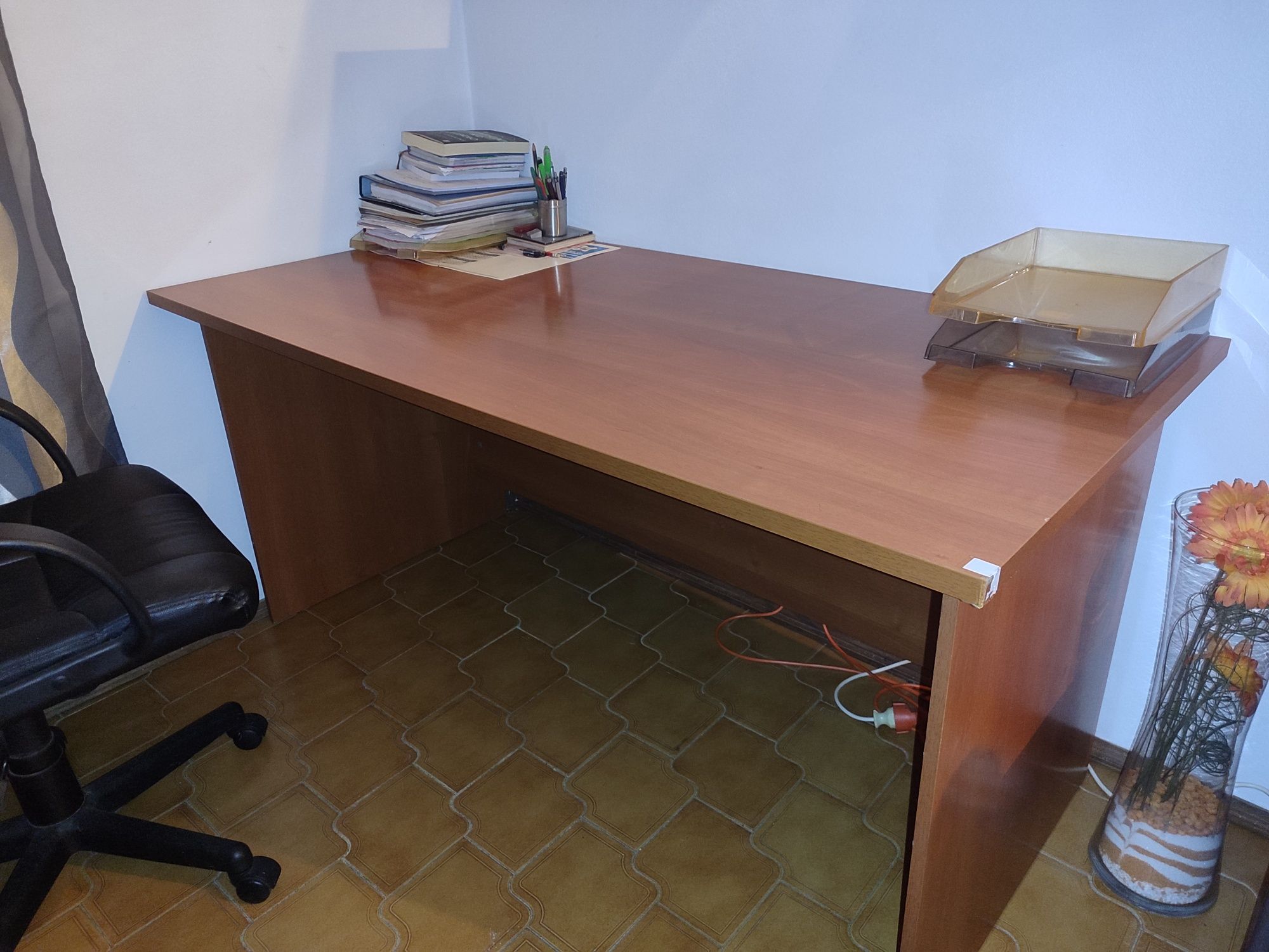 Mesa de escritório e 2 cadeiras
