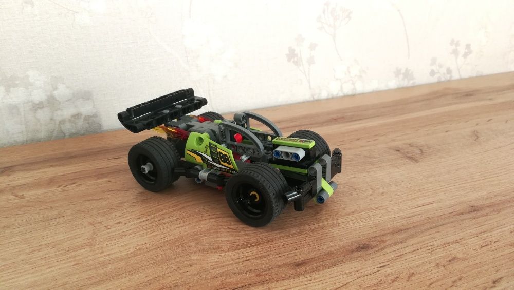 Wyścigówka LEGO TECHNIC nr 42072