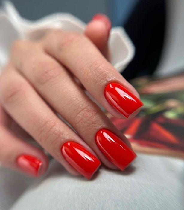 Манікюр, педикюр, нарощування нігтів.