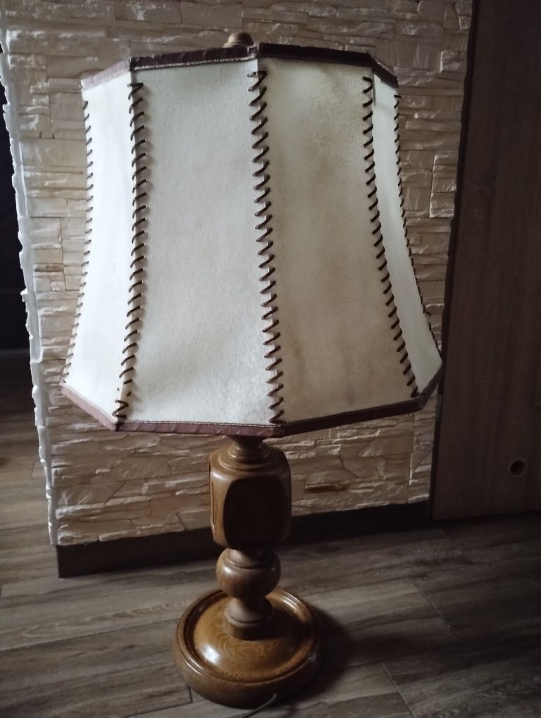 Lampa stojąca drewniana z orginalnym skórzanym abażurem