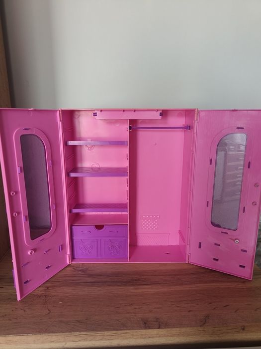 Szafa na ubrania dla lalek barbie