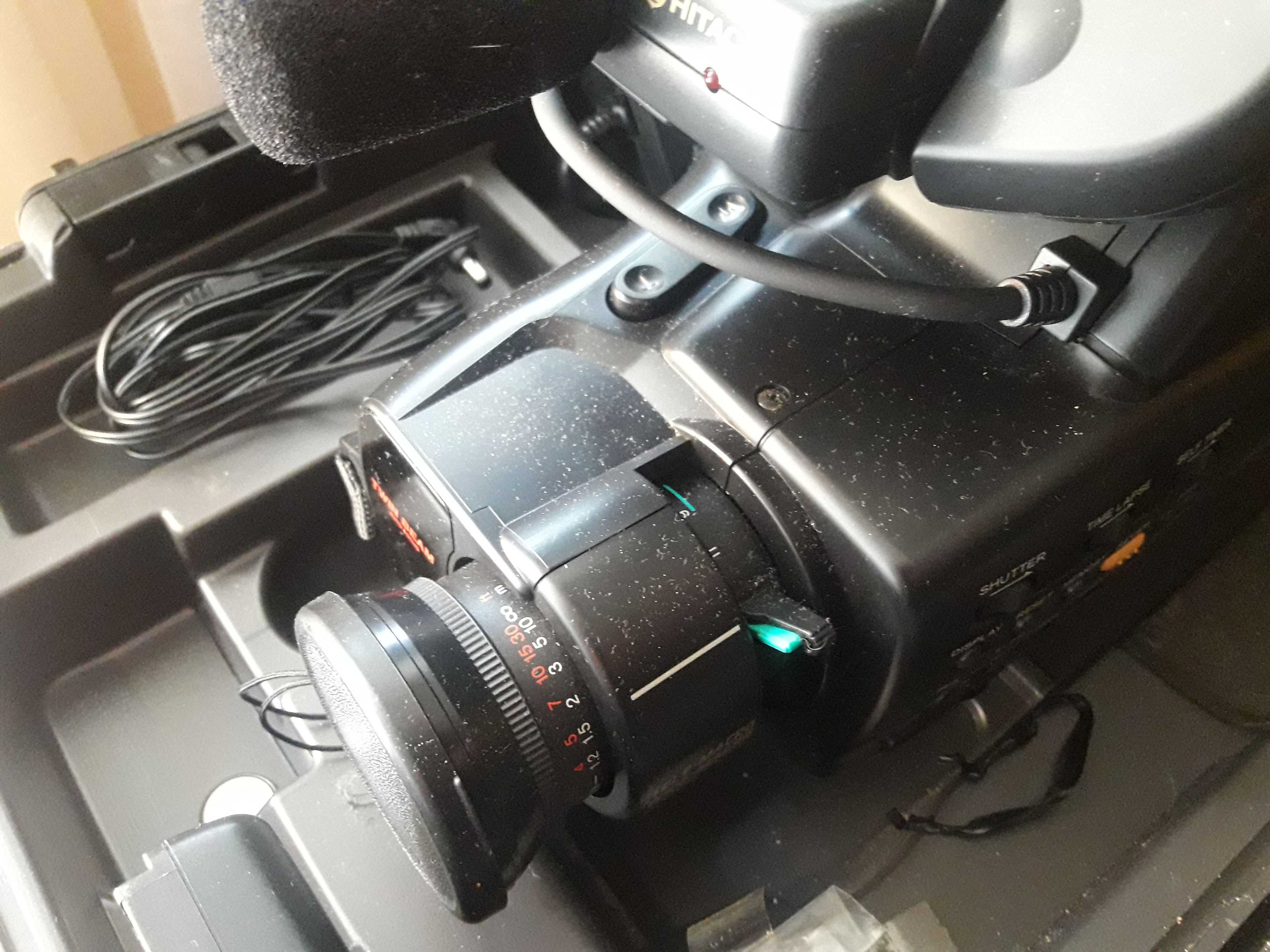 Відеокамера Hitachi VM-2380E у кейсі (функціональність під питанням)