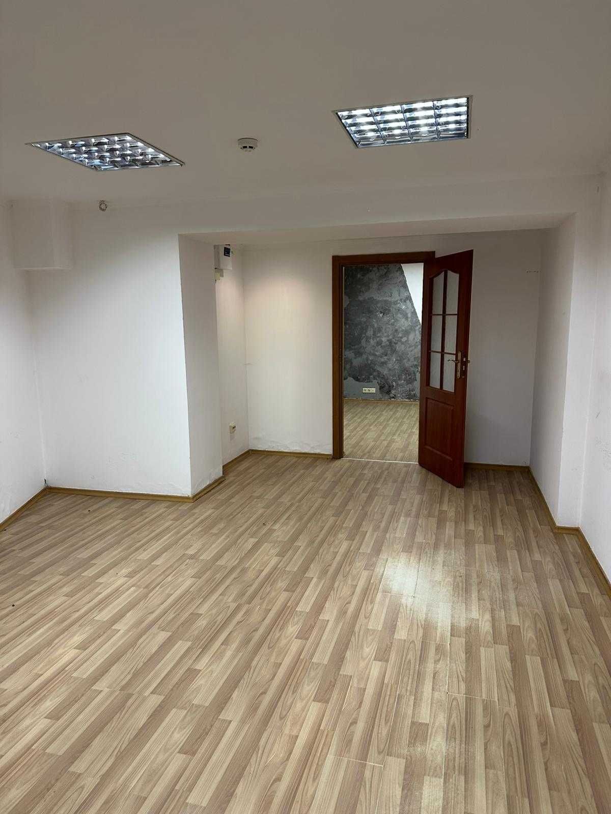 Приміщення 50 м2 з фасадним входом в центрі біля площі Філармонії