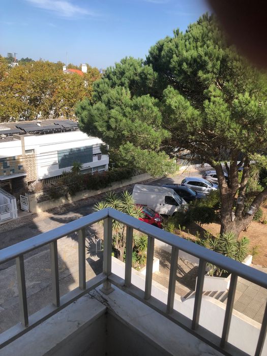 Arrenda-se T1 ,Monte Estoril, vista de mar, garagem box