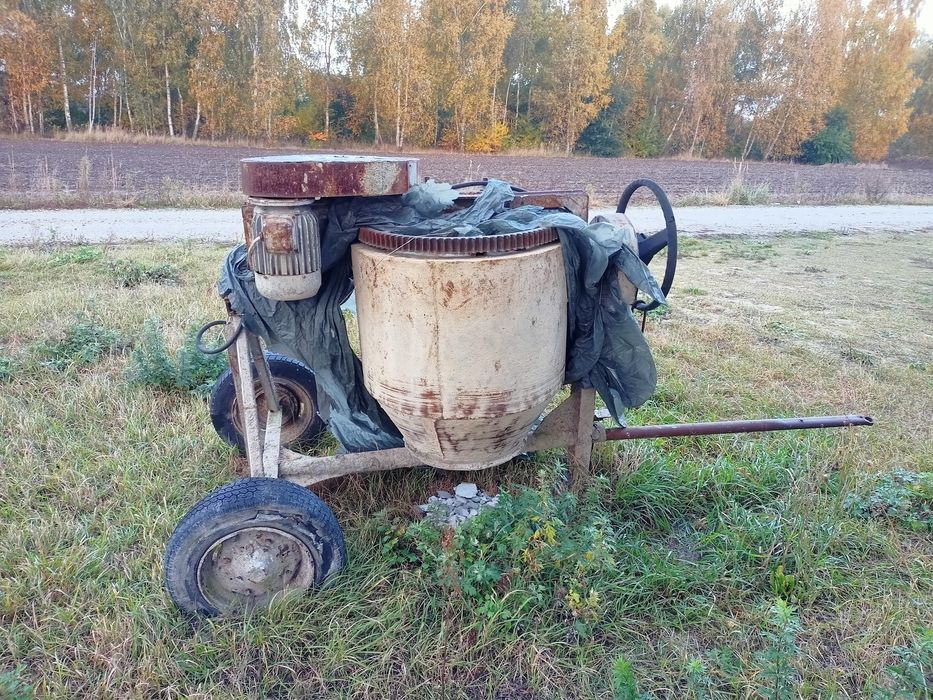 Duża betoniarka w pełni sprawna na siłę