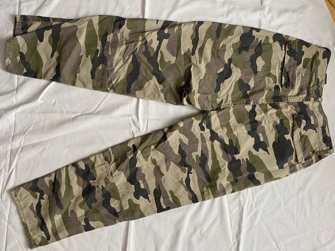 Камуфляжні штани від H&M