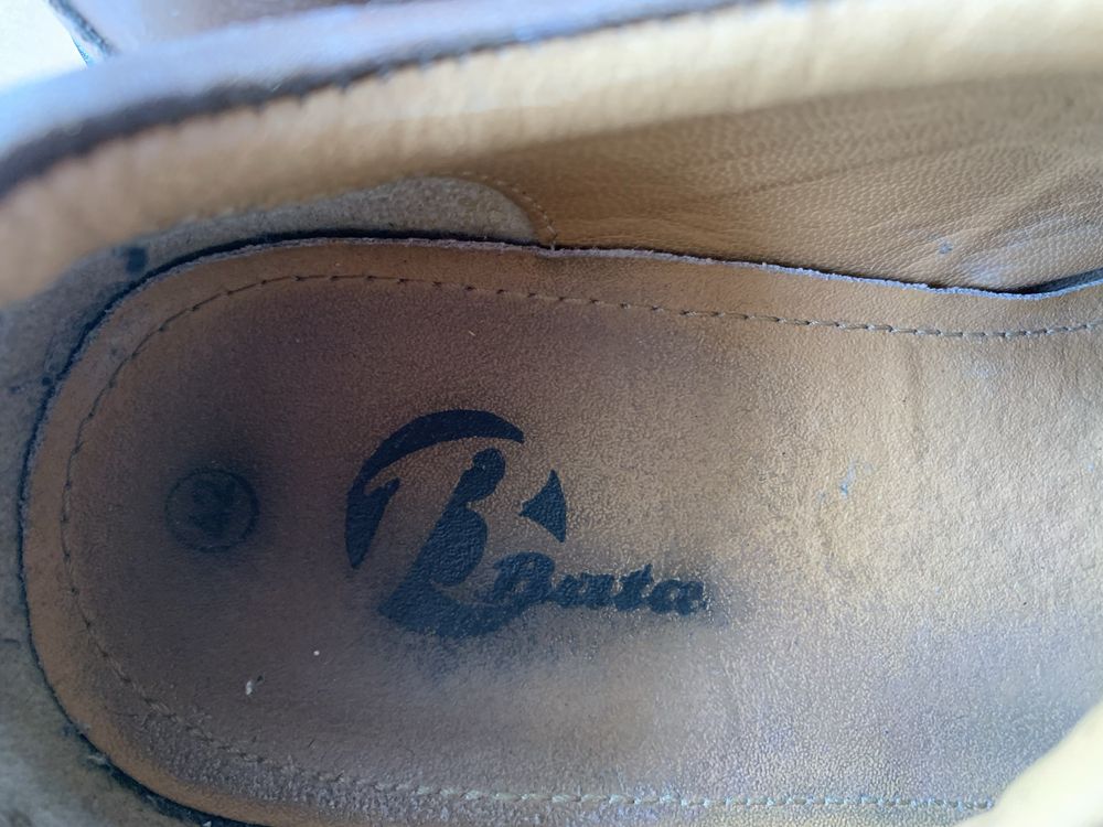 Sapatos em pele castanhos