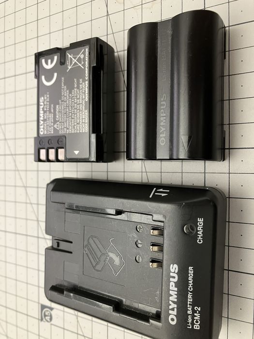 Olympus E-1 - ładowarka + 2 baterie ORG