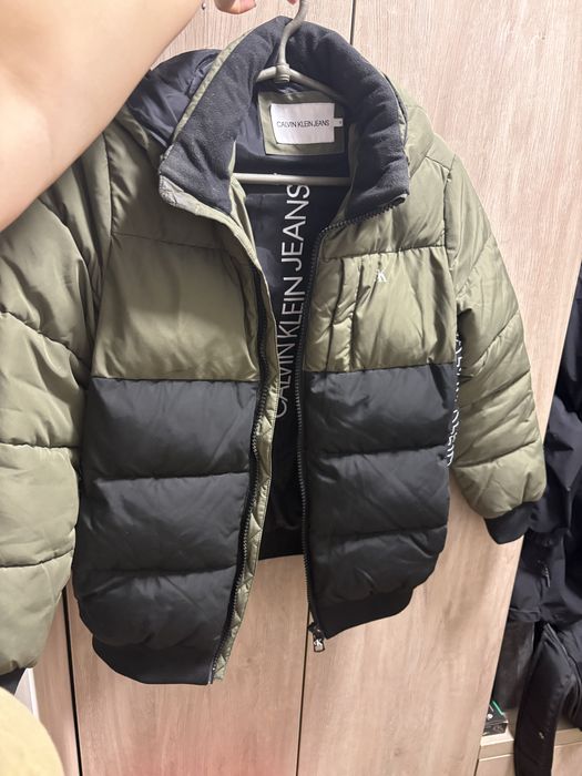 Це двоколірна дитяча куртка Calvin Klein Jeans