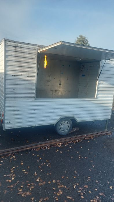 Przyczepa gastronomiczna do remontu.