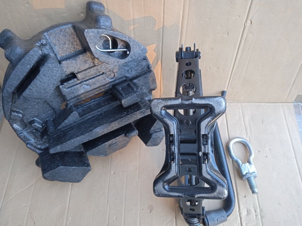 Ford Focus MK2 Wkład Koła Zapasowego Lewarek