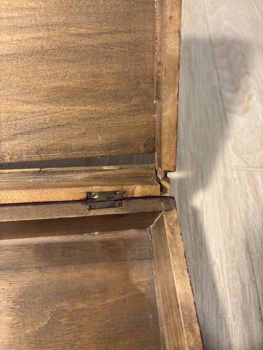 Drewniana szkatułka z ozdobnym grawerem, vintage