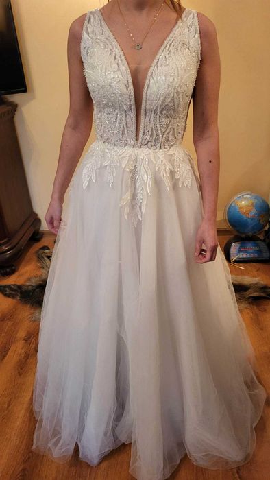 Suknia ślubna ze zdobieniami