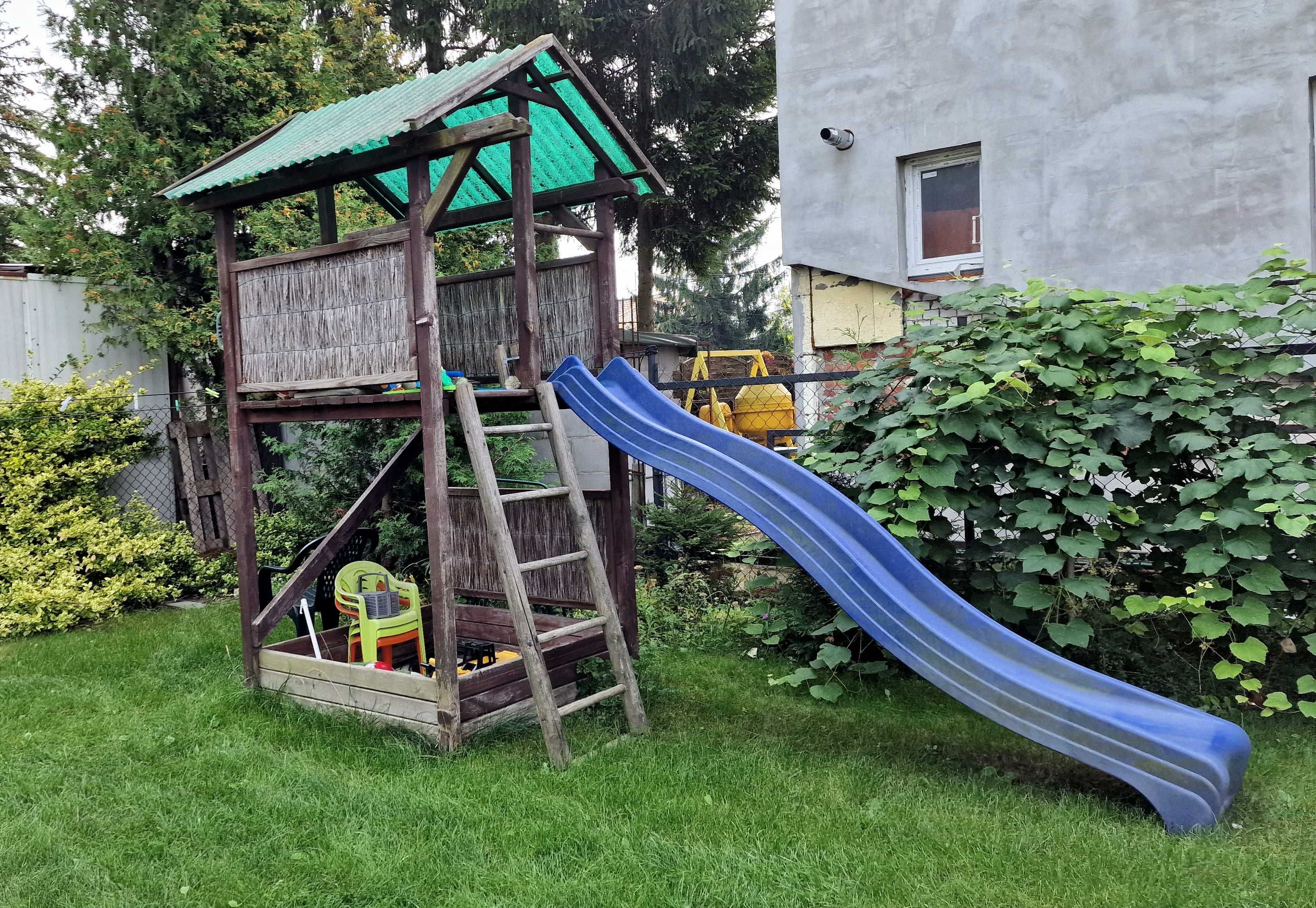 Domek drewniany na palach dla dzieci - zjeżdżalnia