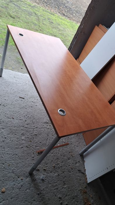 Biurko Na metalowym stelażu Mikomax