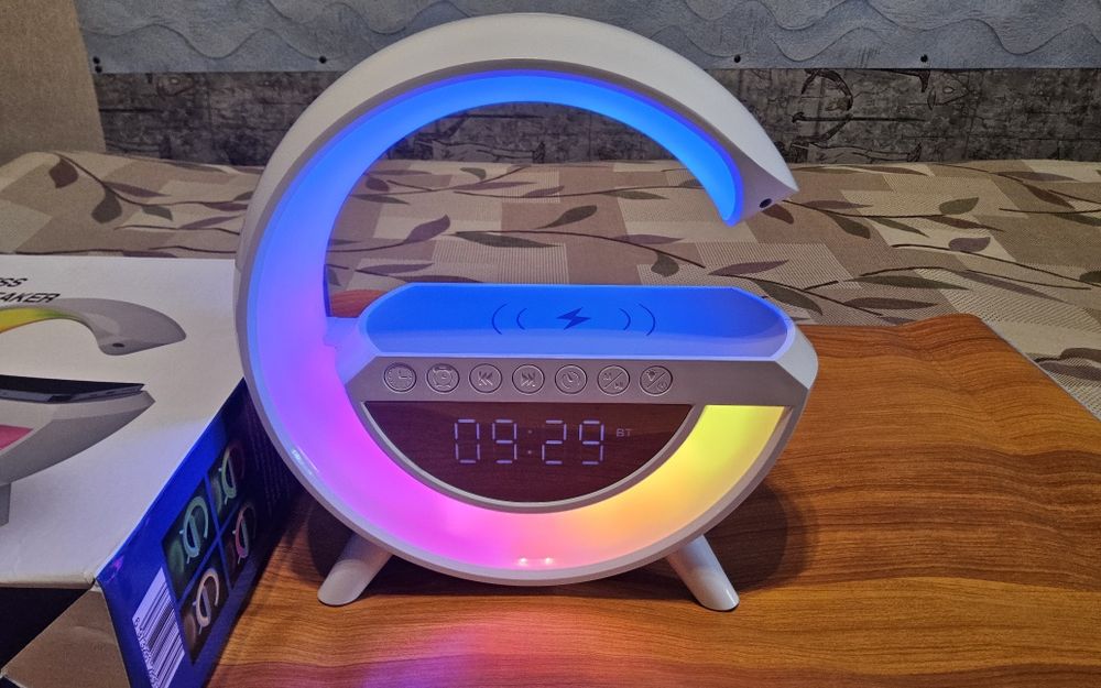 Світильник, годинник, колонка