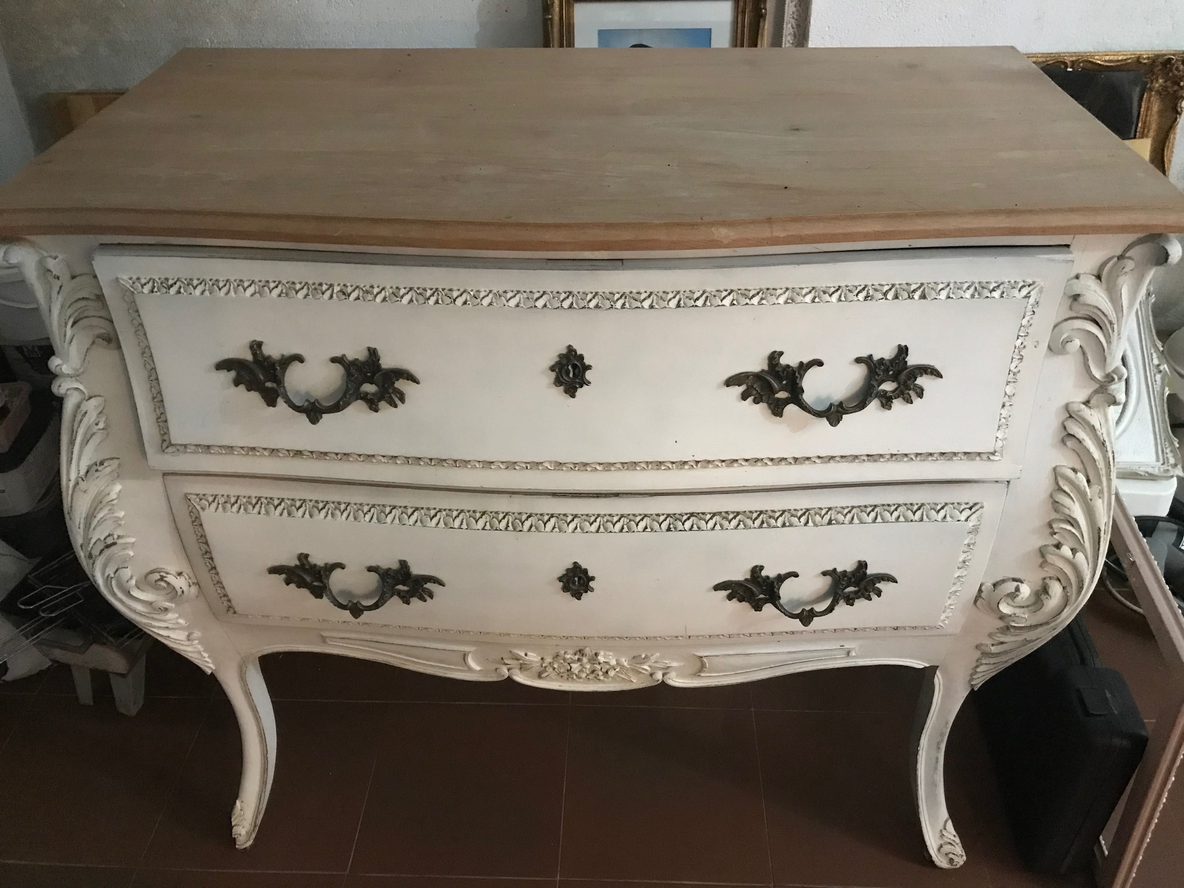 Cómoda estilo Luís XV de madeira