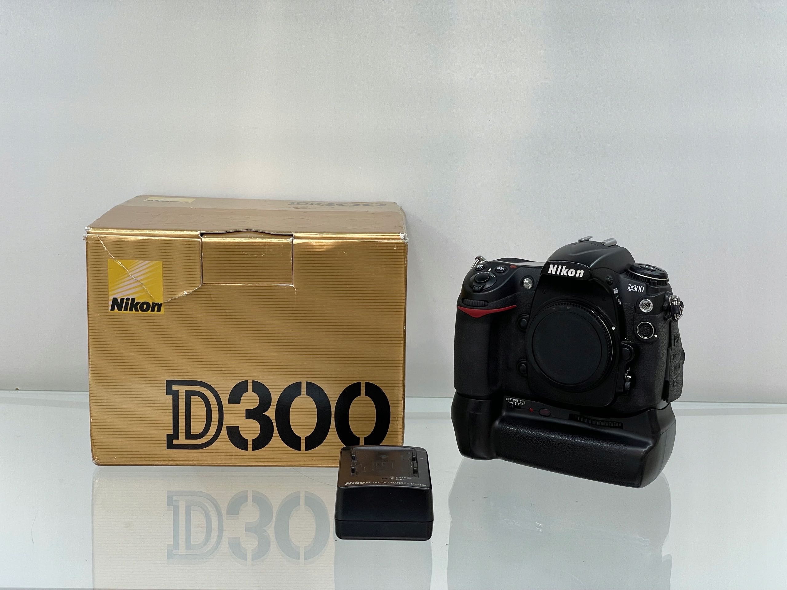 Lustrzanka cyfrowa Nikon D300 Body + grip