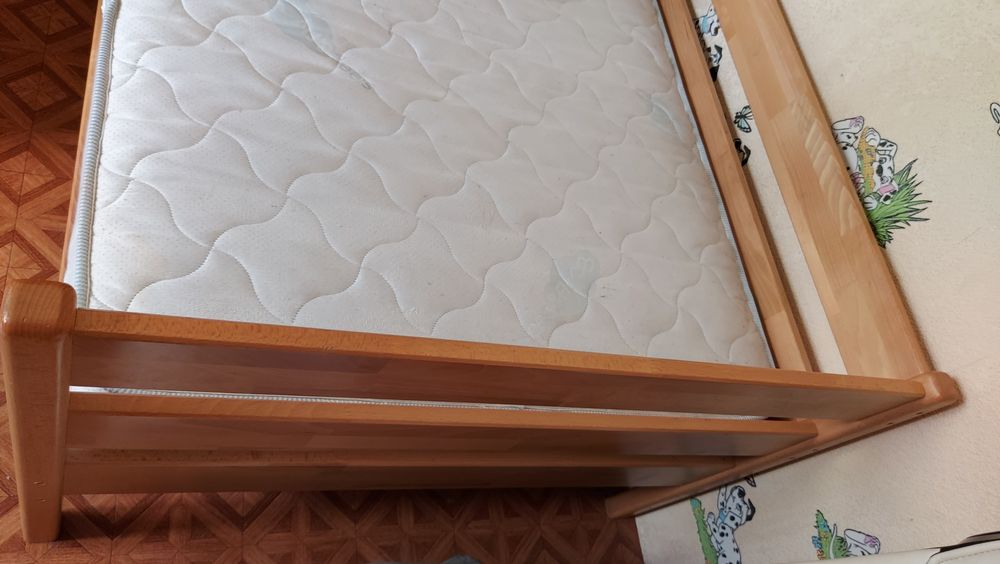 Кровать из натурального дерева. Матрас новенький 1.6 на 2.0