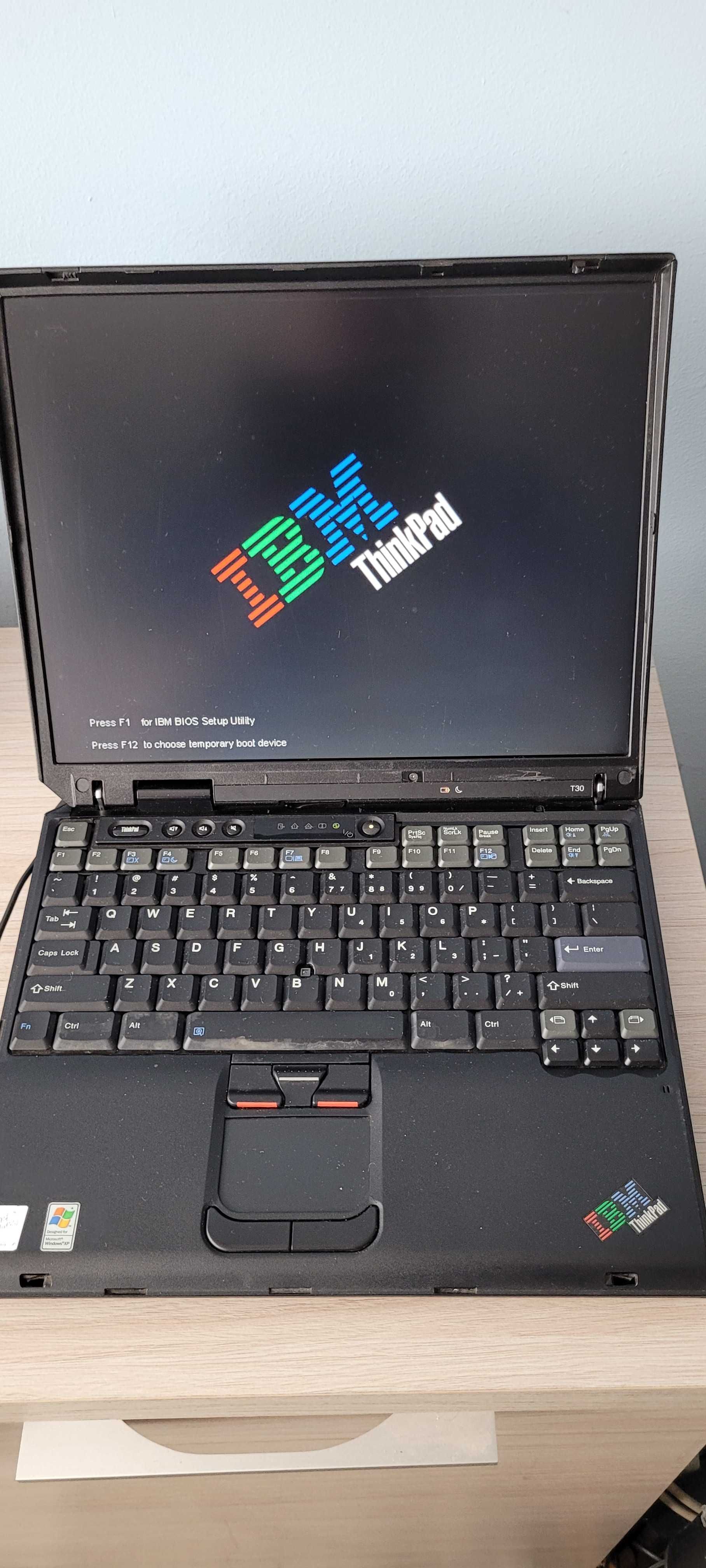 Zabytkowy komputer ibm thinkpad t30