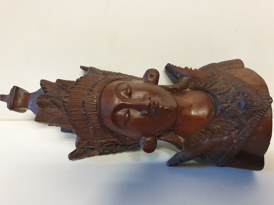 Antiga escultura de Deusa balinesa em madeira exótica