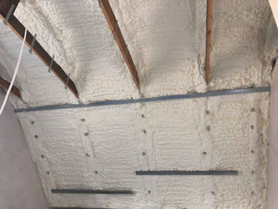 Ocieplenie poddasza, izolacja pianką, docieplenie piana, natrysk PUR