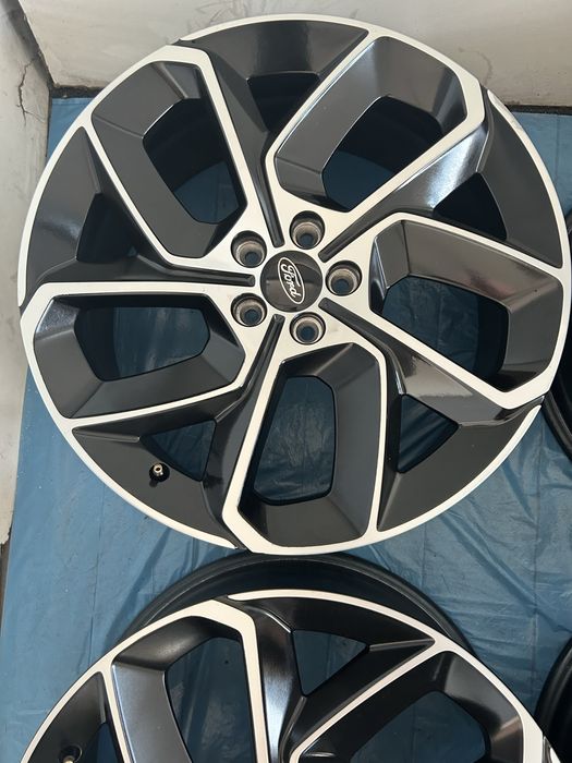 577 Felgi Aluminiowe FORD R 20 5x108 otwór 63,3 Bardzo Ładne Czarne