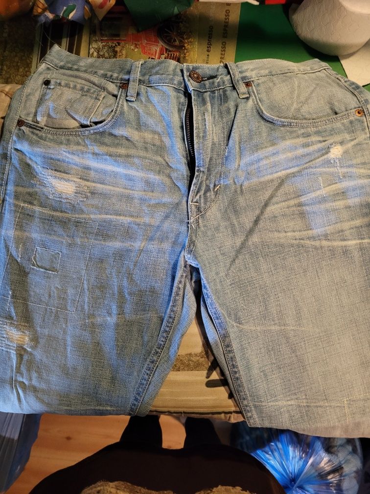 Spodnie jeansowe z przetarciami.