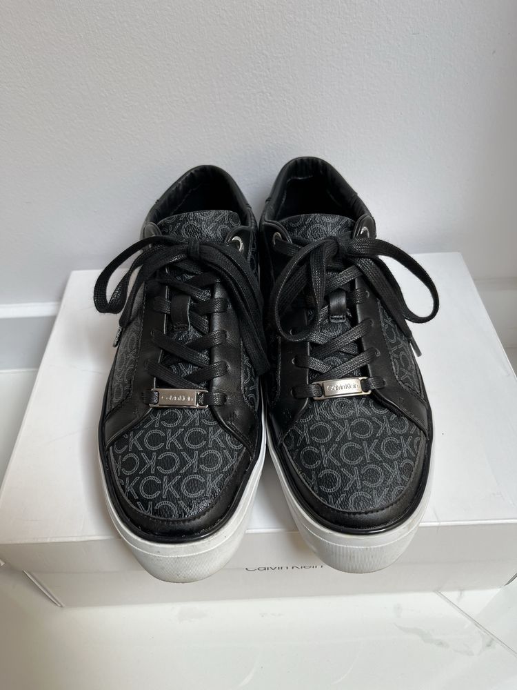 Buty sportowe na platformie