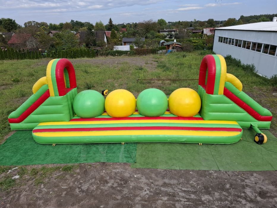 Tor przeszkód wipeout bigballers dmuchańce dmuchana zjeżdżalnia zamek