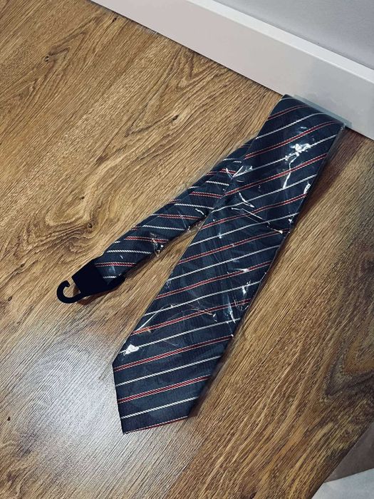 Su ro krawat nowy szary w paski czerwone do garnituru