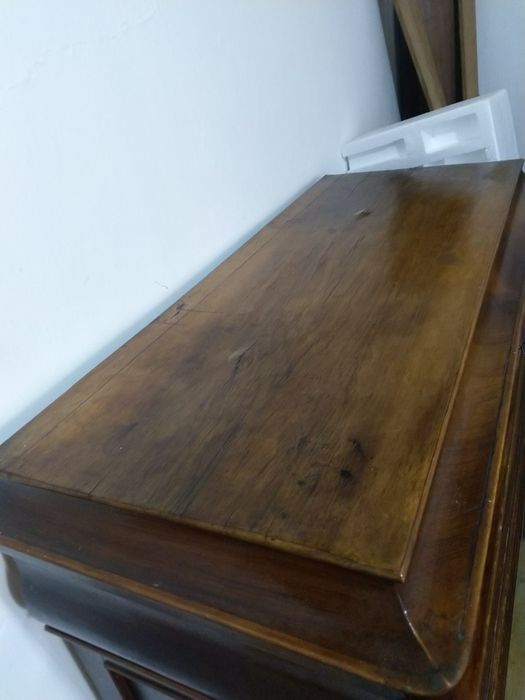 Cómoda muito antiga, toda original, para restaurar.