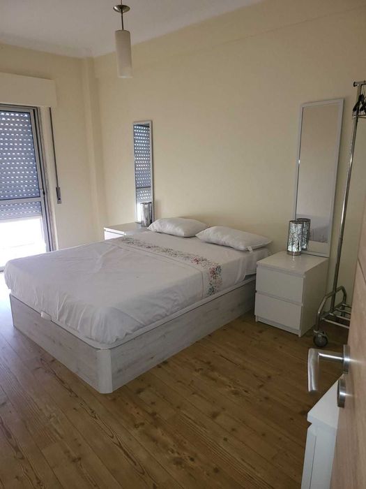 Aluga-se quarto casal em Fogueteiro, 2 min de comboio, desp. incluídas
